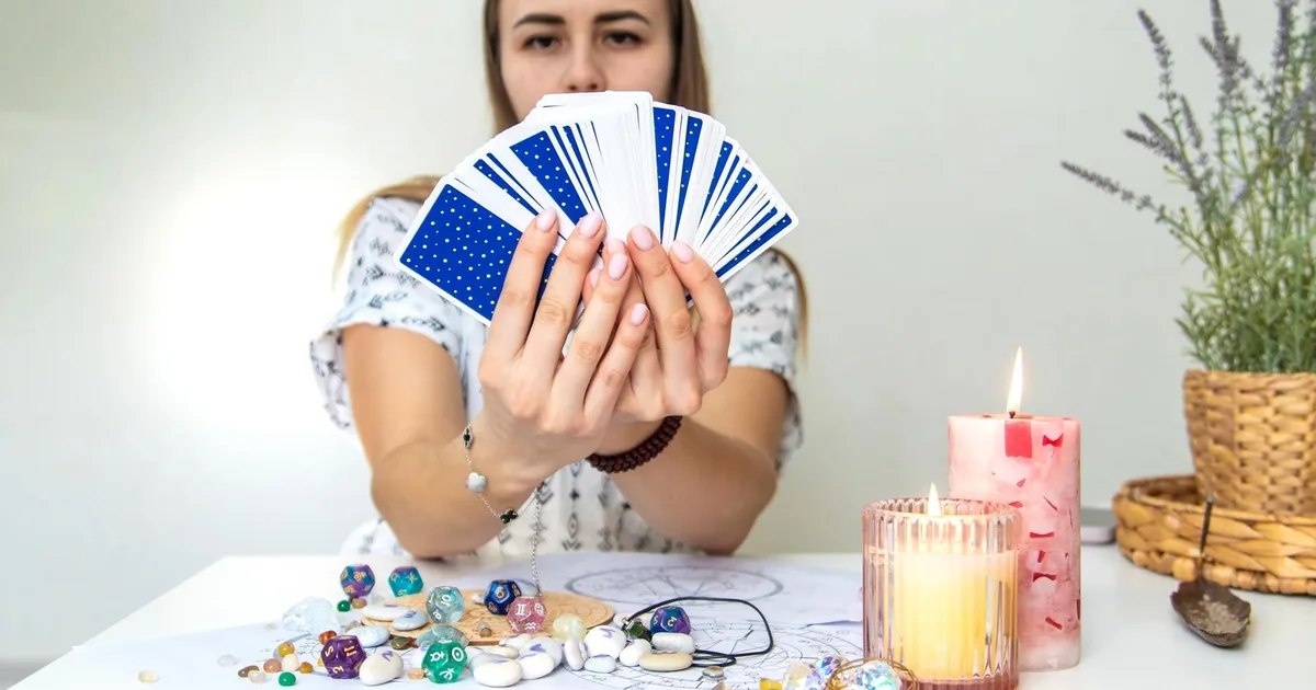 Fortune telling: card meanings and spreads — how to read the signs of fate
