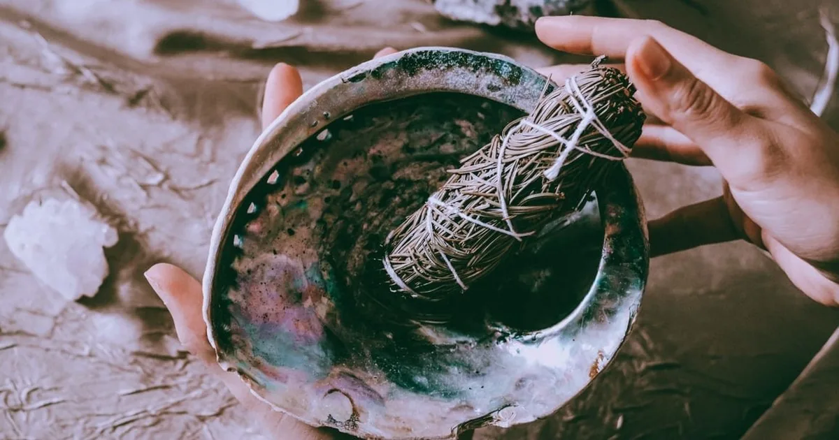 Cleansing from negativity: salt, candles and herbs for the energy of the home